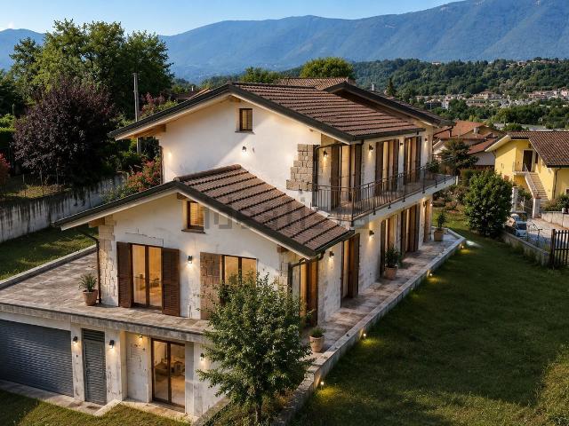 Case e ville in vendita di 300 m² in Via Colle Antico, 6