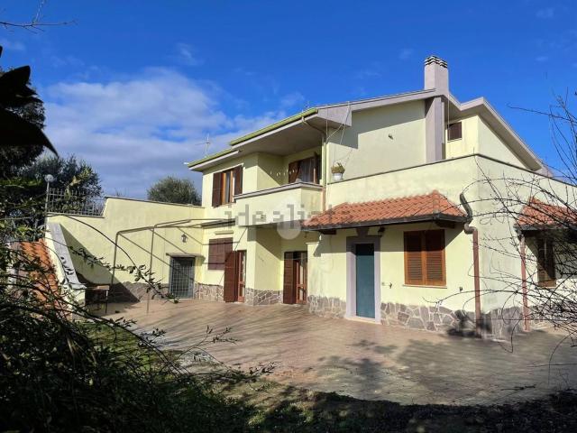 Case e ville in vendita di 300 m² in Via Colle Girello, 109