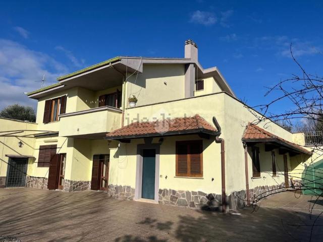 Case e ville in vendita di 300 m² in Via Colle Girello, 109