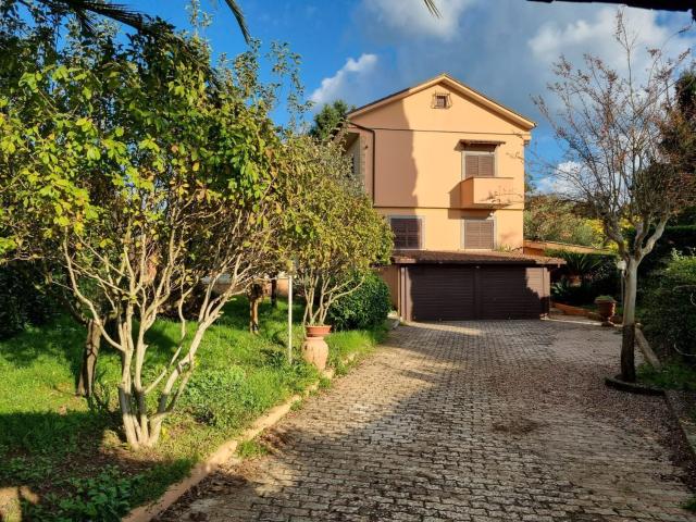 Case e ville in vendita di 300 m² in Via Colle Girello