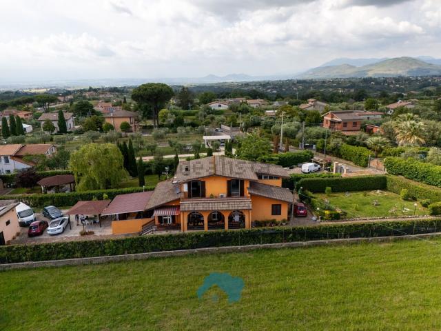 Case e ville in vendita di 300 m² in Via Colle Mainello