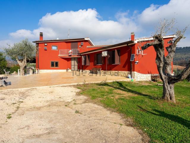 Case e ville in vendita di 300 m² in Via Colli 2 Tratto