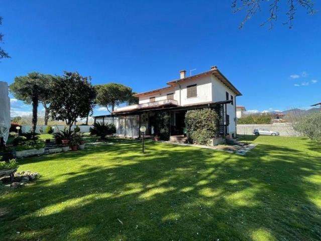 Case e ville in vendita di 300 m² in Via Comano