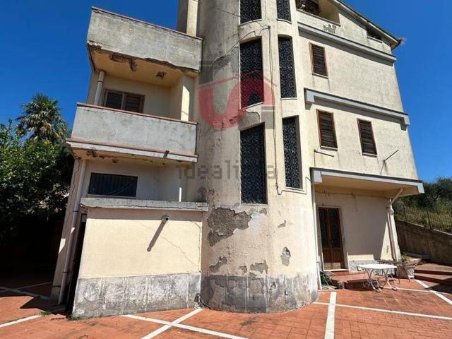 Case e ville in vendita di 300 m² in Via Consortile Vitulanese