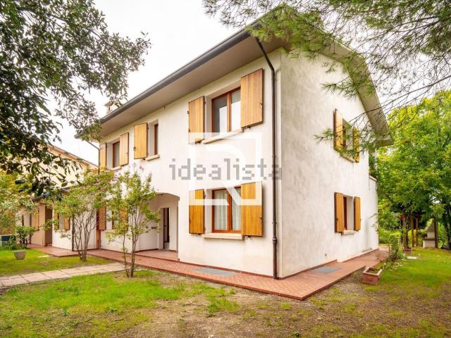 Case e ville in vendita di 300 m² in Via Cavaliera, 7