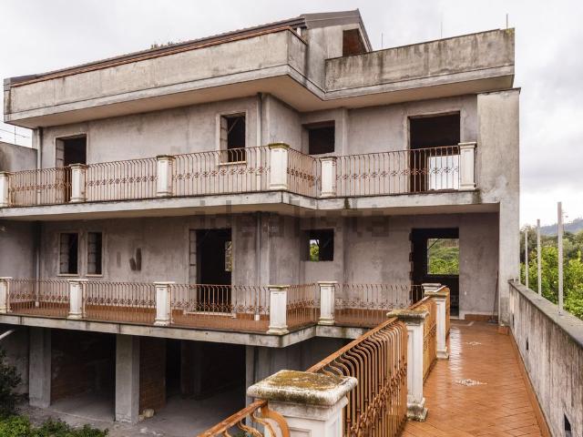 Case e ville in vendita di 300 m² in Via Calvario