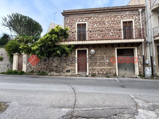 Case e ville in vendita di 300 m² in Via Camastra, 87