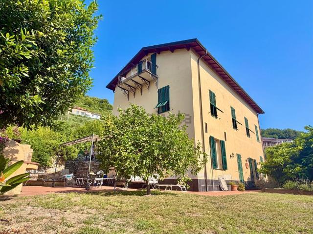 Case e ville in vendita di 300 m² in Via Campi Rossi, 54