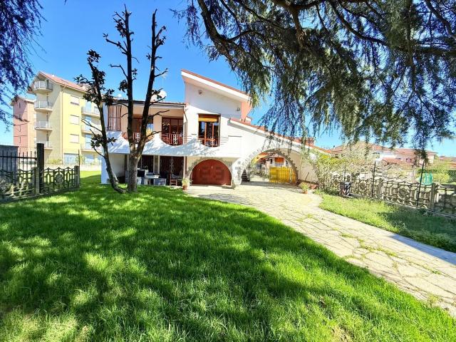 Case e ville in vendita di 300 m² in Via Casalbagliano, 145