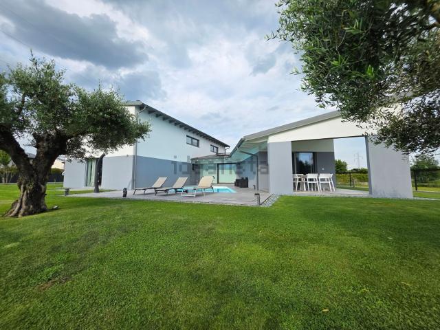 Case e ville in vendita di 300 m² in Via Castelfranco Veneto, 17