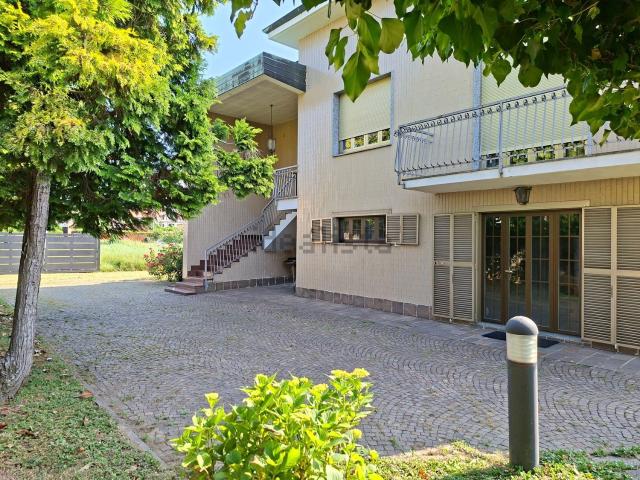 Case e ville in vendita di 300 m² in Via A. Manzoni, 87