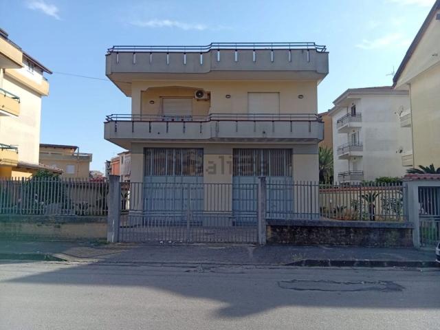 Case e ville in vendita di 300 m² in Via Antonio Malvasio, 7
