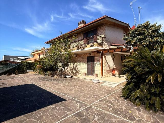 Case e ville in vendita di 300 m² in Via Alberico Crescitelli