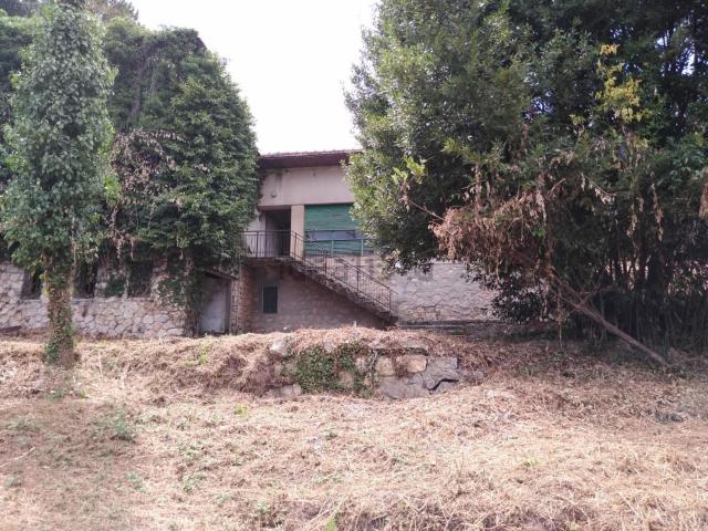 Case e ville in vendita di 300 m² in Via Apuana, 54033