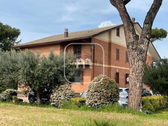 Case e ville in vendita di 300 m² in Via Ardeatina, 54