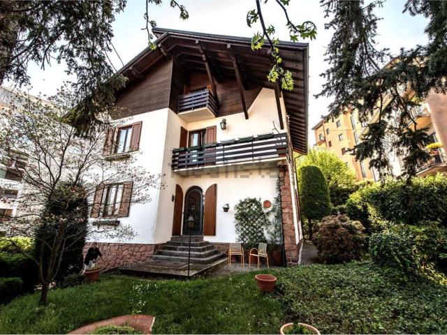 Case e ville in vendita di 300 m² in Via Asiago, 57