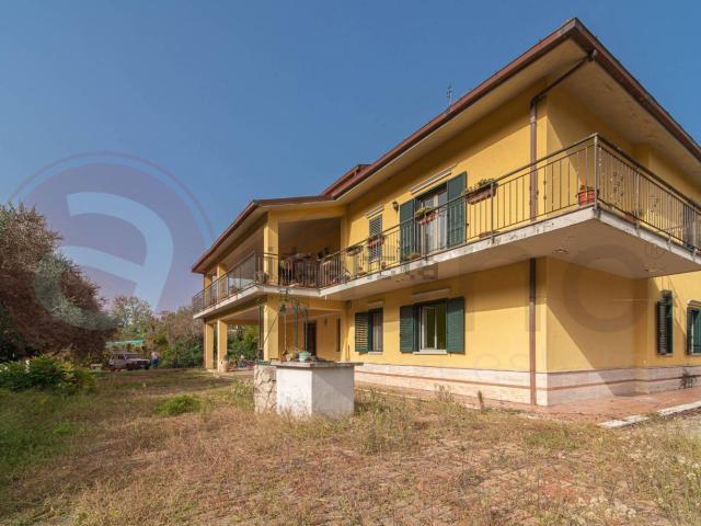 Case e ville in vendita di 300 m² in Via Belvedere