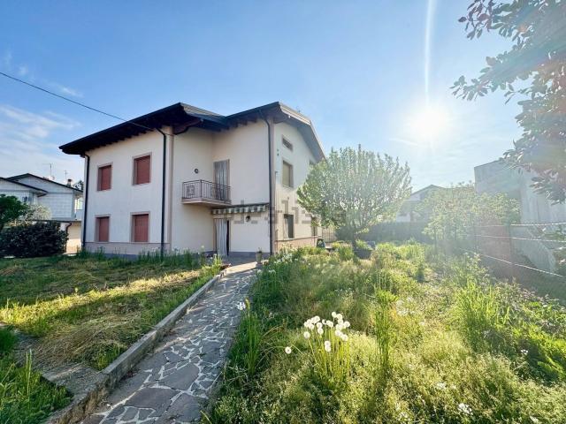 Case e ville in vendita di 300 m² in Via Bernini, 10
