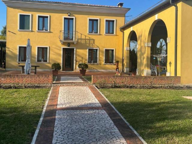 Case e ville in vendita di 300 m² in Via Bertola