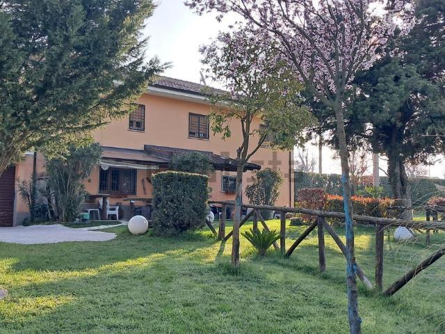 Case e ville in vendita di 300 m² in Via Garofalo, 7