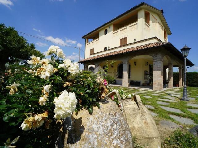Case e ville in vendita di 300 m² in Via Giancarlo Pernigotti, 47
