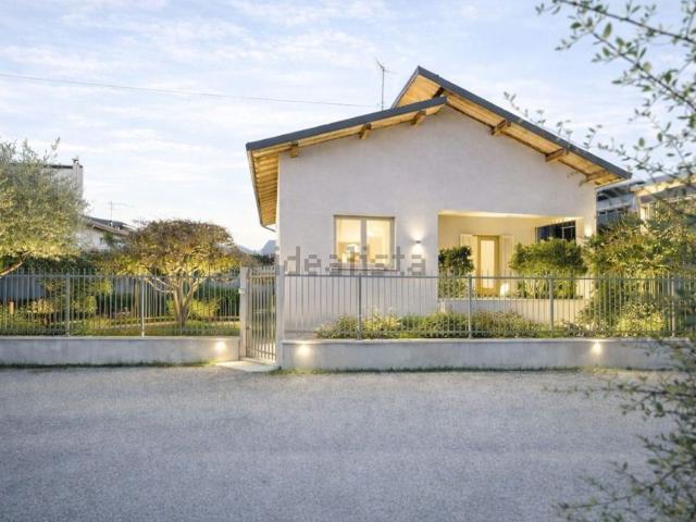 Case e ville in vendita di 300 m² in Via Giovanni Amendola, 11