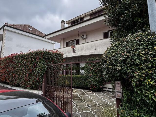 Case e ville in vendita di 300 m² in Via Giovanni Pascoli