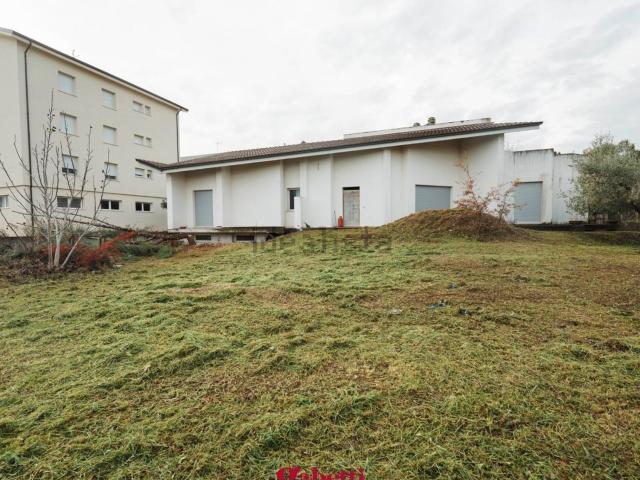 Case e ville in vendita di 300 m² in Via Grasceta