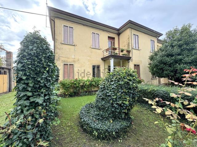 Case e ville in vendita di 300 m² in Via Dante Alighieri