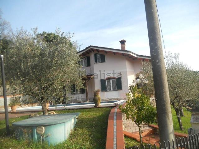 Case e ville in vendita di 300 m² in Via degli Ulivi
