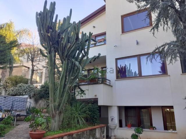 Case e ville in vendita di 300 m² in Via dei Corazzieri, 31