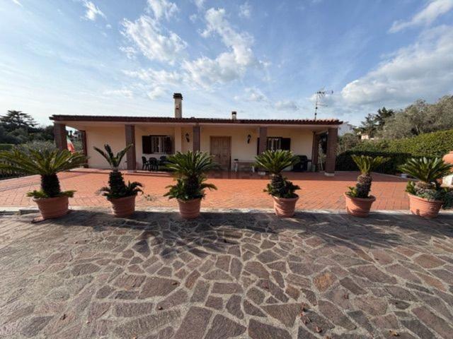 Case e ville in vendita di 300 m² in Via dei Rutuli, 141