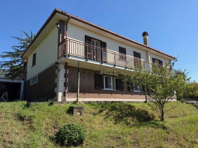 Case e ville in vendita di 300 m² in Via dei Rutuli, 141
