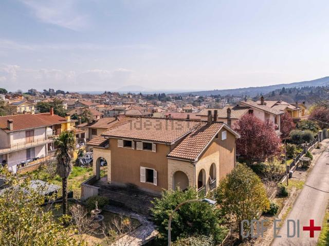 Case e ville in vendita di 300 m² in Via del Cerqueto