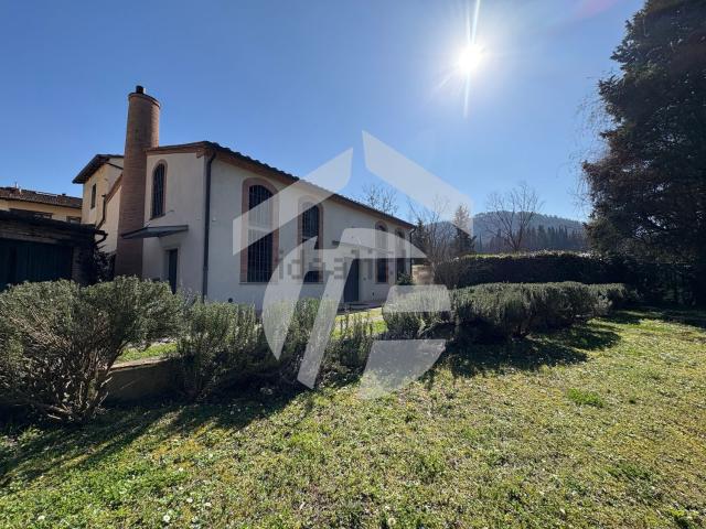 Case e ville in vendita di 300 m² in Via del Vallone