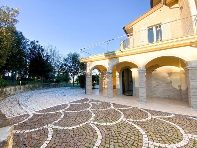 Case e ville in vendita di 300 m² in Via della Croce, 199