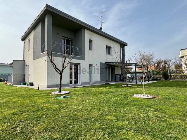 Case e ville in vendita di 300 m² in Via della Libertà