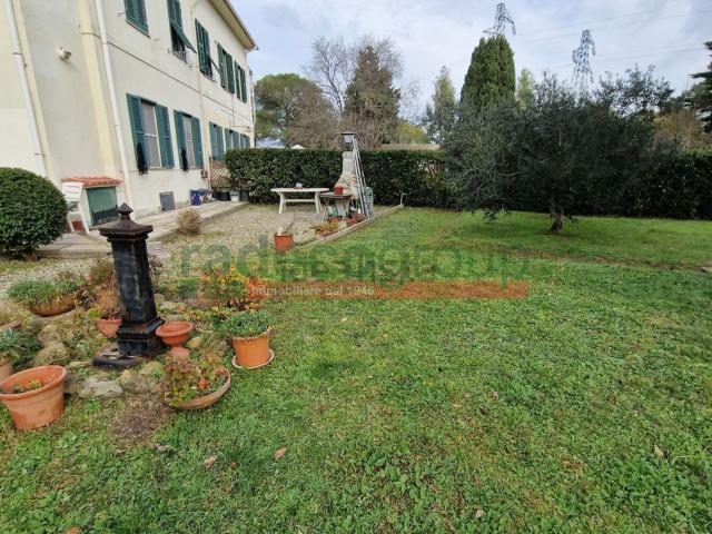 Case e ville in vendita di 300 m² in Via della Padula