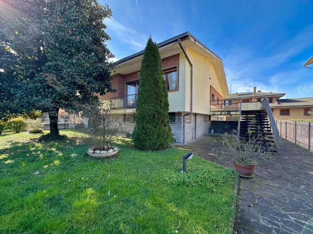Case e ville in vendita di 300 m² in Via delle Robinie