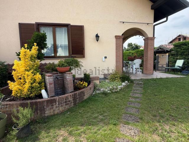Case e ville in vendita di 300 m² in Via delle Robinie, 5