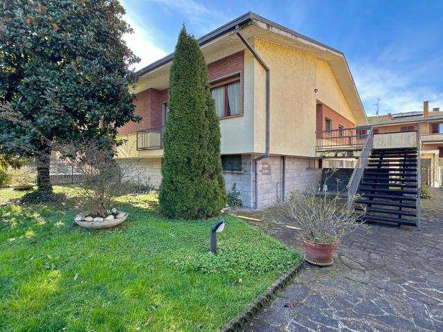 Case e ville in vendita di 300 m² in Via delle Robinie