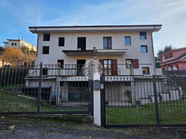 Case e ville in vendita di 300 m² in Via delle Rose, 7