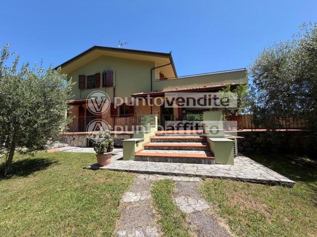 Case e ville in vendita di 300 m² in Via di Arliano, 55100