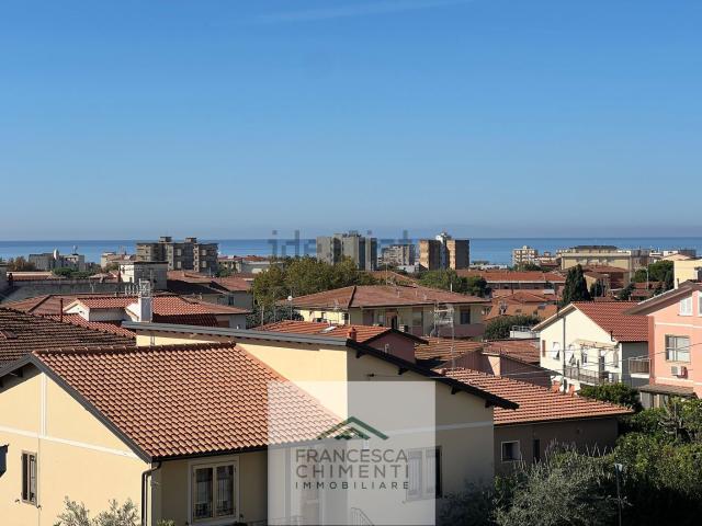 Case e ville in vendita di 300 m² in Via di Serragrande