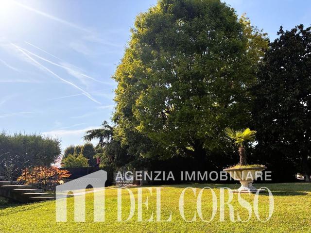Case e ville in vendita di 300 m² in Via E. Toti