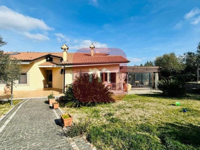 Case e ville in vendita di 300 m² in Via Enrico Fermi
