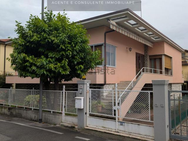 Case e ville in vendita di 300 m² in Via F. Rismondo