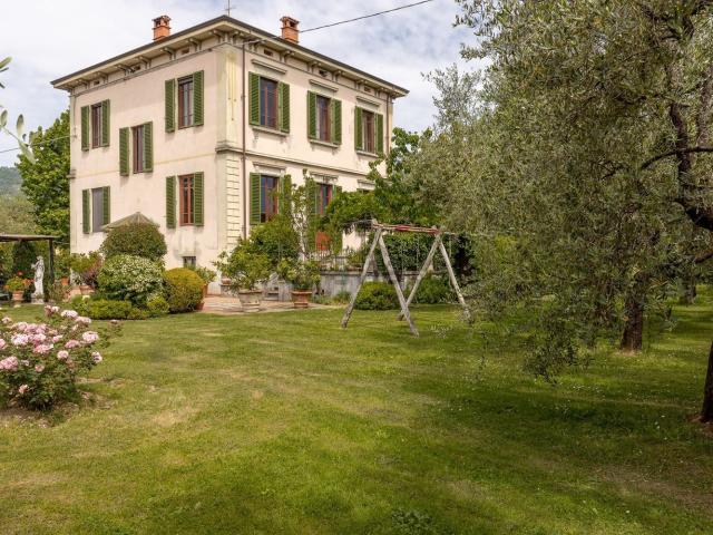 Case e ville in vendita di 300 m² in Via fonda di Saltocchio, 397