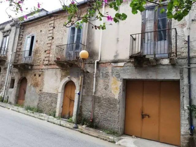 Case e ville in vendita di 300 m² in Via Forcella