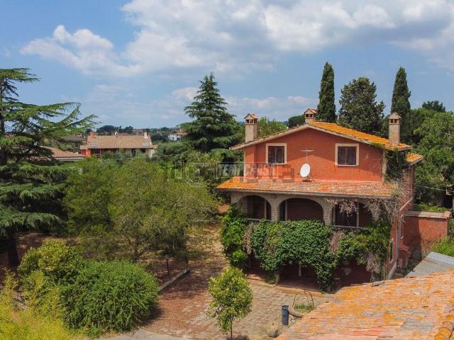 Case e ville in vendita di 300 m² in Via Formellese